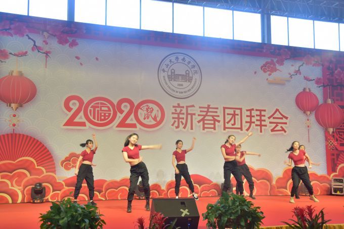 5e17059e07f76.jpg 团拜会节目4.jpg
