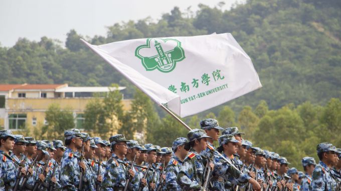 57e235c20069b.jpg 2016级学生军训阅兵严阵以待.jpg