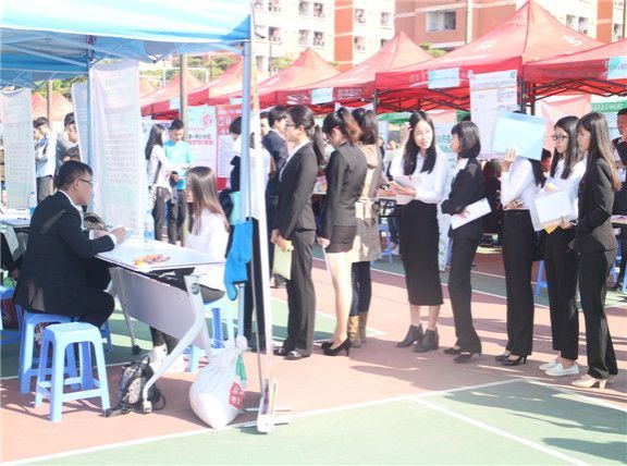 5851f41a1be0c.jpg 企业展示区前排起的长队.jpg
