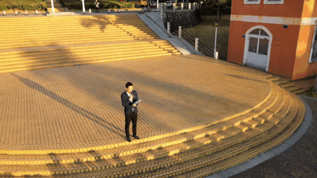 5de8792c40364.gif