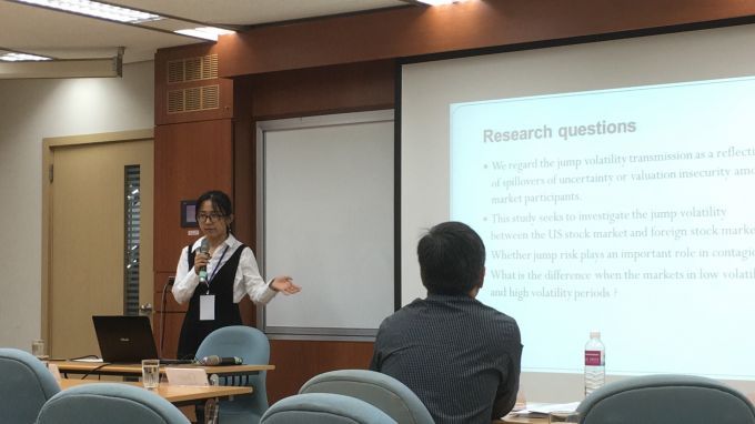 59f7ec2106e3f.JPG 做主题演讲.JPG