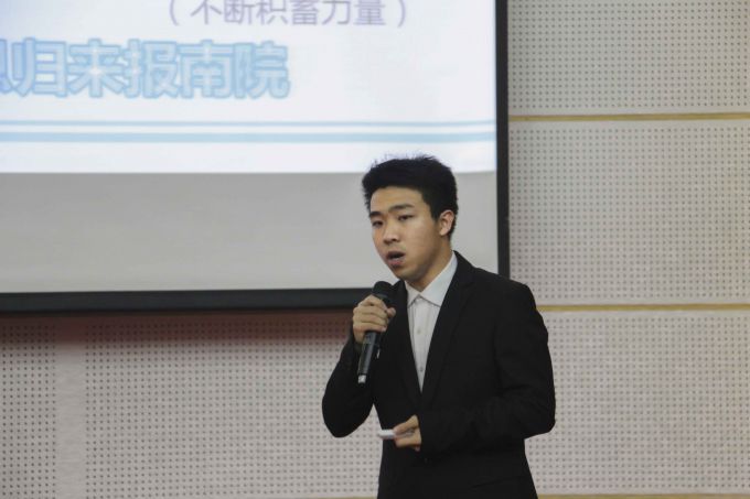 58df62eaaed1a.jpg 选手李隆杰现场展示.jpg