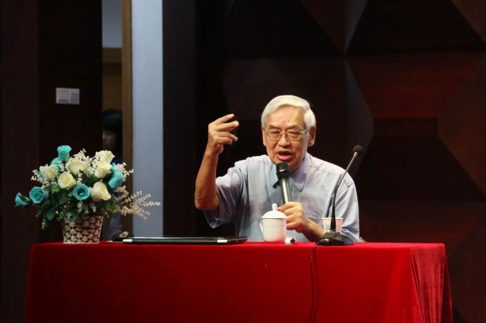 580db76825a2e.JPG 图为曾永义教授演讲.JPG