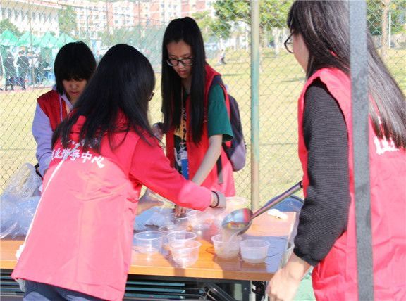 5851f4424d044.jpg 学生助理团队与志愿者们前来支持与助力.jpg