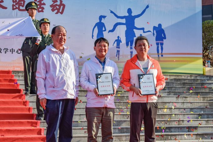 5de479b9ef17b.jpg 羽毛球道德风尚奖.jpg