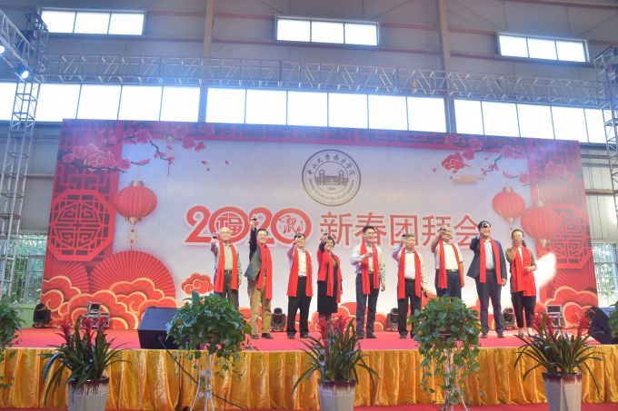 5e17054780714.jpg 团拜会领导祝酒2.jpg