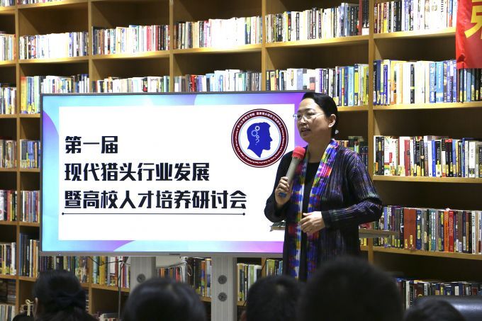 5a128c4b65bef.jpg 照片-中山大学南方学院龚鸣副院长.jpg